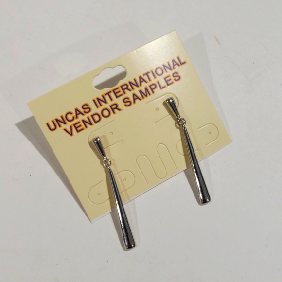 Silver Teardrop Dangle Earrings – Elegant Swing Design Women's Fashion Jewelry - Picture 4 of 9